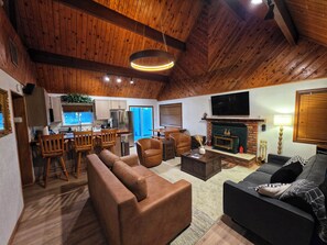 Smart TV - Cozy Cabin Retreat with a Hot Tub in Running Springs (Running Springs)