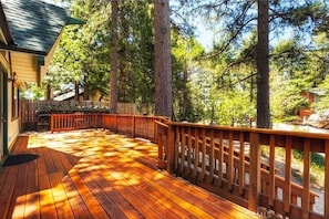 Terrace/patio - Cozy Cabin Retreat with a Hot Tub in Running Springs (Running Springs)