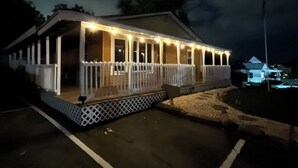 A building with a covered porch and a fenced area. - Welcome to the Butterscotch Bungalow! (Hummelstown)