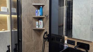 Haartrockner, Handtücher, Seife, Toilettenpapier