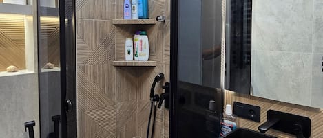 Haartrockner, Handtücher, Seife, Toilettenpapier