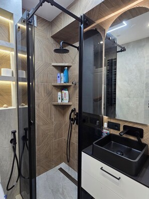 Hair dryer, towels, soap, toilet paper - New and modern Apartment near Ciocana Pedestrian Alley (Chișinău)