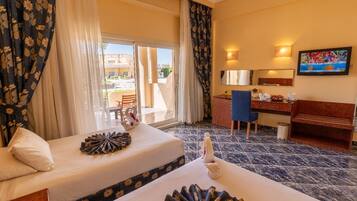 Habitació, balcó, vistes al pati