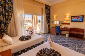 Habitación, balcón, vistas al patio