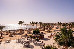 Parasol, serviettes de plage, volleyball
