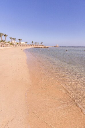 Beach umbrellas, beach towels, beach volleyball - Shoni Bay Resort (Marsa Alam)