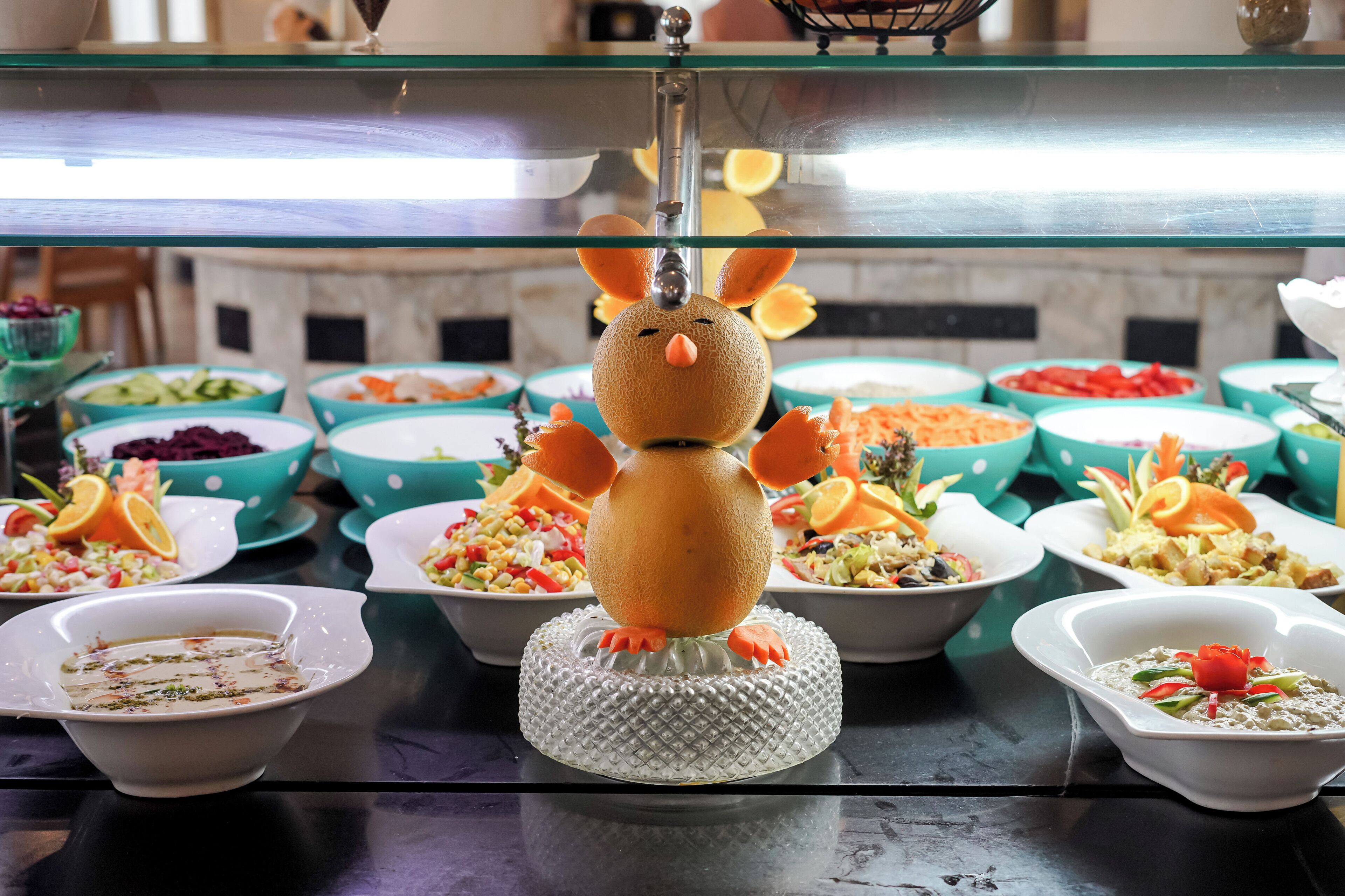Un buffet proposant divers plats et agrémenté d’un centre de table décoratif.