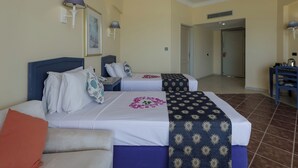 Una habitación de hotel con dos camas, un escritorio y una silla.