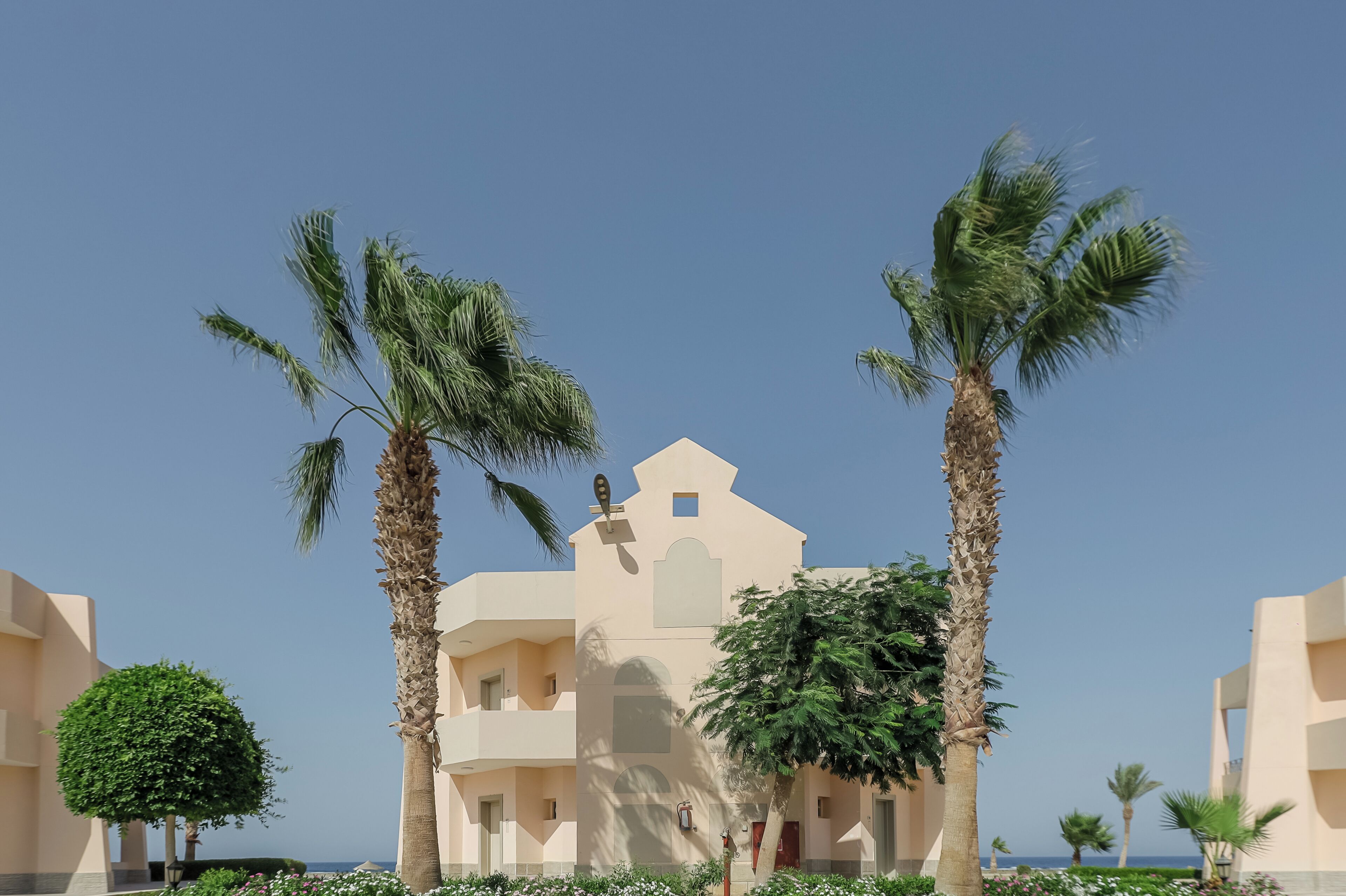 Un hotel con uno stile architettonico moderno, caratterizzato da una facciata simmetrica e un ingresso centrale.