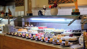 Un bufé con diversos postres y bebidas.