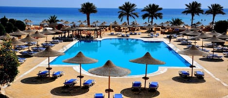 3 piscines extérieures