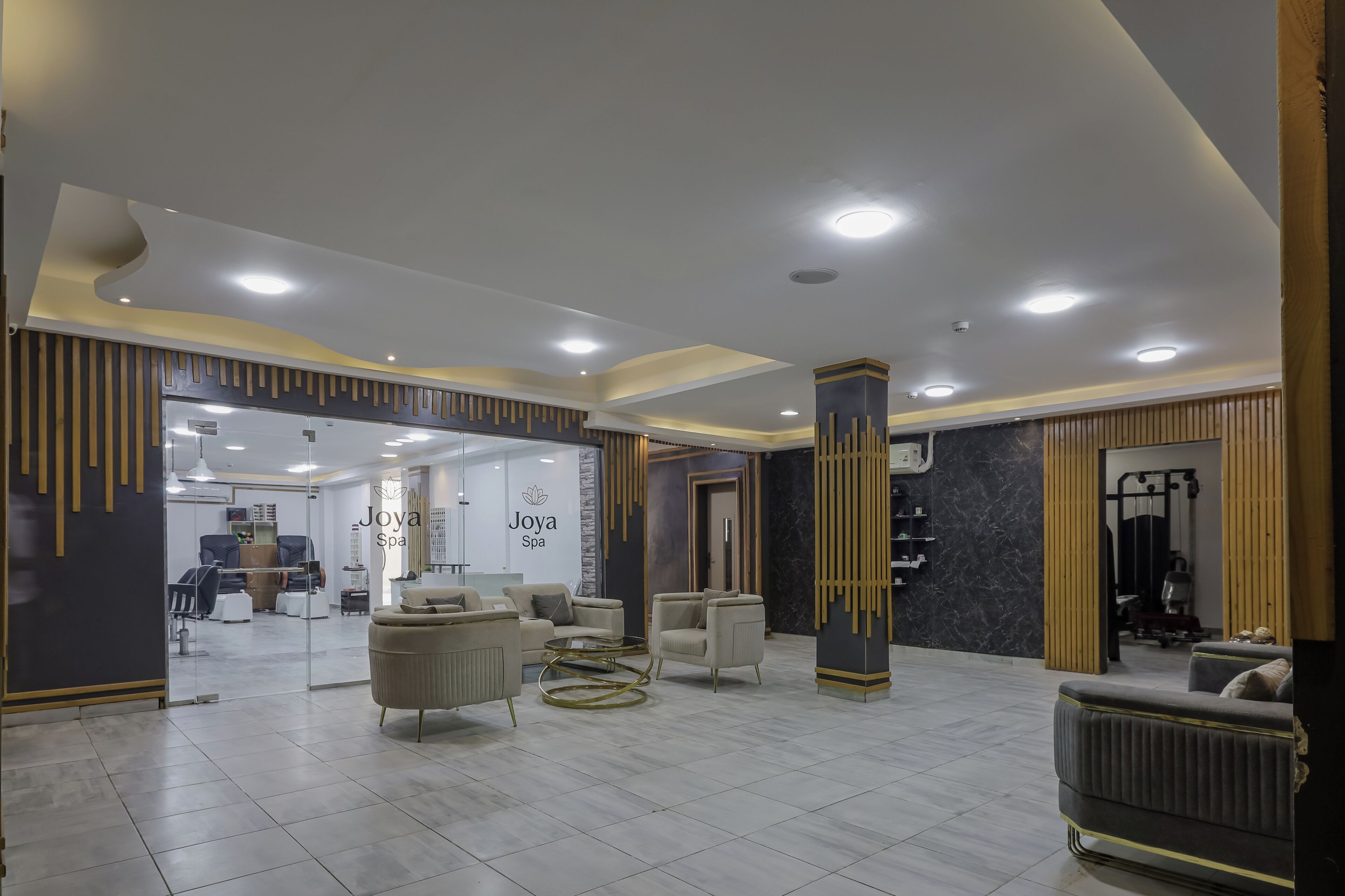 Un vestíbulo amplio con mostrador de recepción, zona de estar y acceso visible al spa.