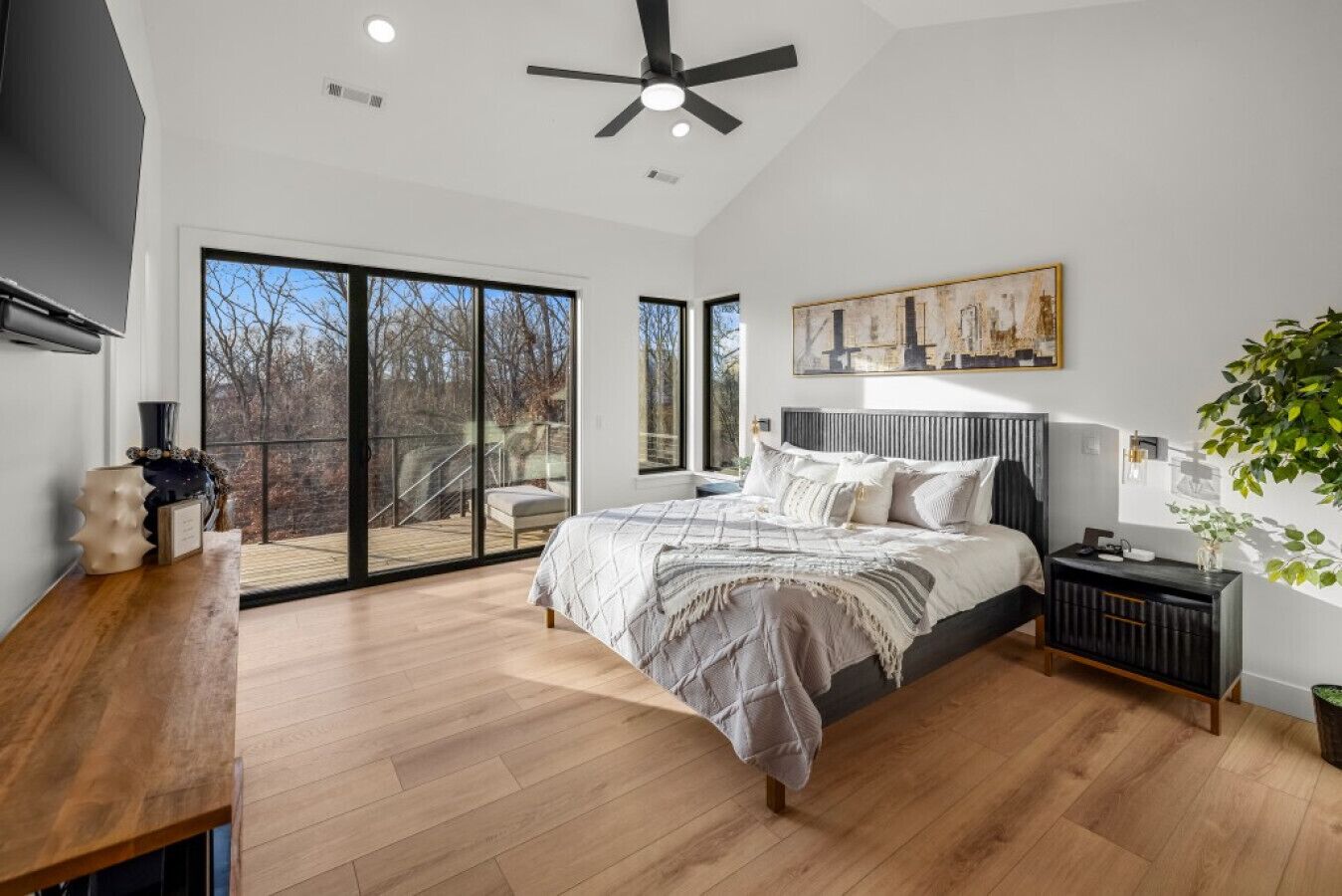 3 slaapkamers, een bureau, een strijkplank/strijkijzer, reisbedje