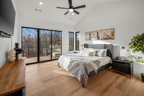 3 slaapkamers, een bureau, een strijkplank/strijkijzer, reisbedje