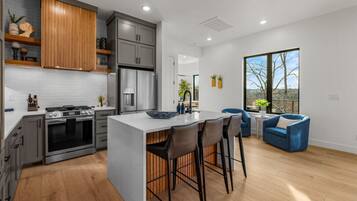 KĂŒhlschrank, Mikrowelle, Ofen, Herdplatte