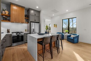 Een koelkast, een magnetron, een oven, een kookplaat