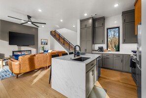 Een koelkast, een magnetron, een oven, een kookplaat