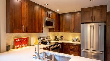 Deluxe Townhome, 4 Bedrooms | Free WiFi, bed sheets