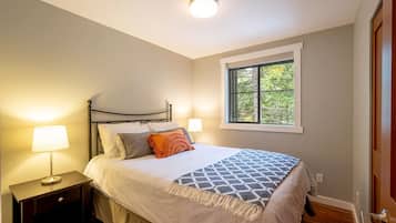 Deluxe Townhome, 4 Bedrooms | Free WiFi, bed sheets