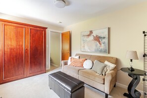 Deluxe Townhome, 4 Bedrooms