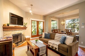 Deluxe Townhome, 4 Bedrooms | Free WiFi - Crystal Ridge by Whistler Retreats (Whistler)