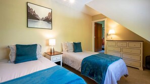 Deluxe Townhome, 4 Bedrooms | Free WiFi, bed sheets