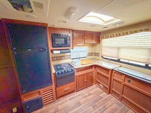 Frigorífico, microondas, horno y placa de cocina