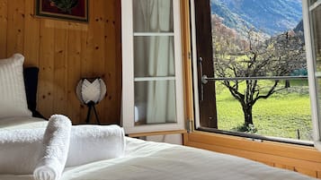 5 bedrooms, in-room safe, desk, iron/ironing board