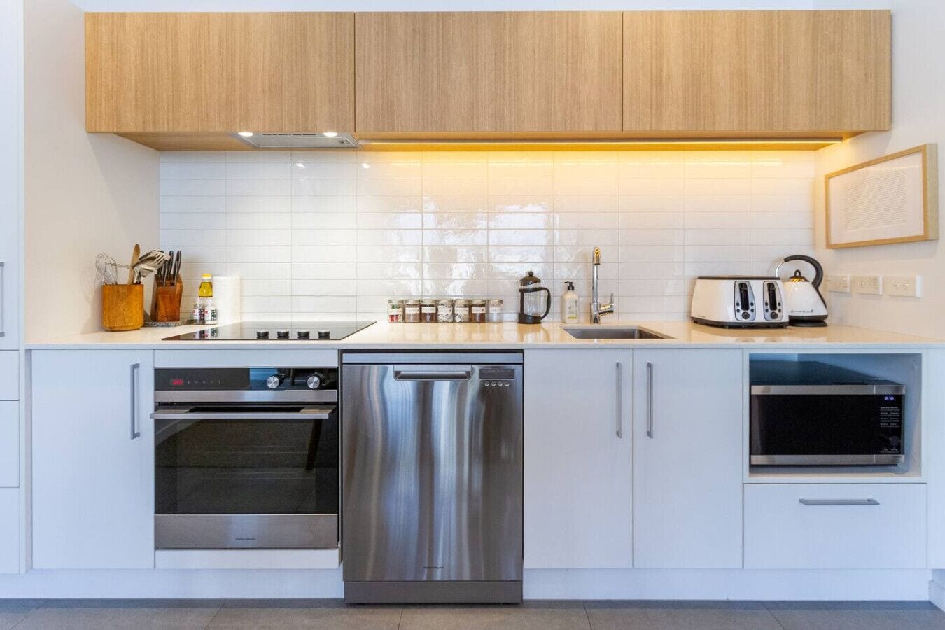 Kjøleskap, mikrobølgeovn, ovn og kokeplater