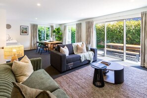 TV, ping pong - Games Room Escape, Pool Table, Ping Pong & Air Con (Christchurch)