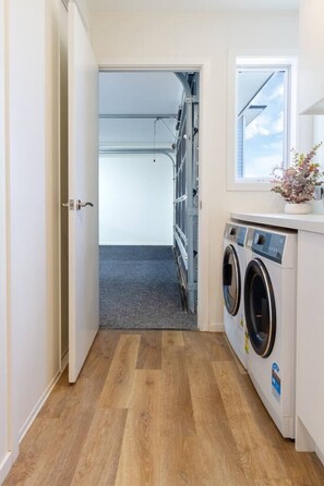 Interior - Games Room Escape, Pool Table, Ping Pong & Air Con (Christchurch)