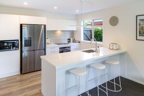 Fridge, microwave, oven, stovetop - Games Room Escape, Pool Table, Ping Pong & Air Con (Christchurch)