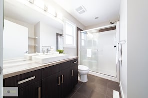 Shower, hair dryer, towels, soap - Luxury Executive 4BD 2.5B AC home in the exclusive neighbourhood of Windermere (Edmonton)