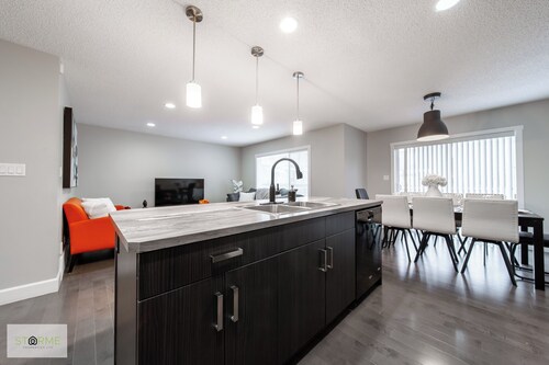 Luxury Executive 4BD 2.5B AC home in the exclusive neighbourhood of Windermere