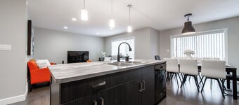 Luxury Executive 4BD 2.5B AC home in the exclusive neighbourhood of Windermere