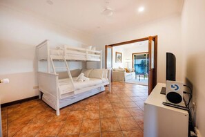 Tabla de planchar con plancha, wifi y ropa de cama 