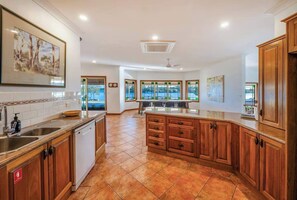 Refrigerador, microondas, horno, lavavajillas