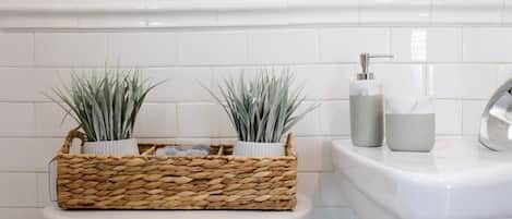 Douche, serviettes fournies, savon, papier toilette