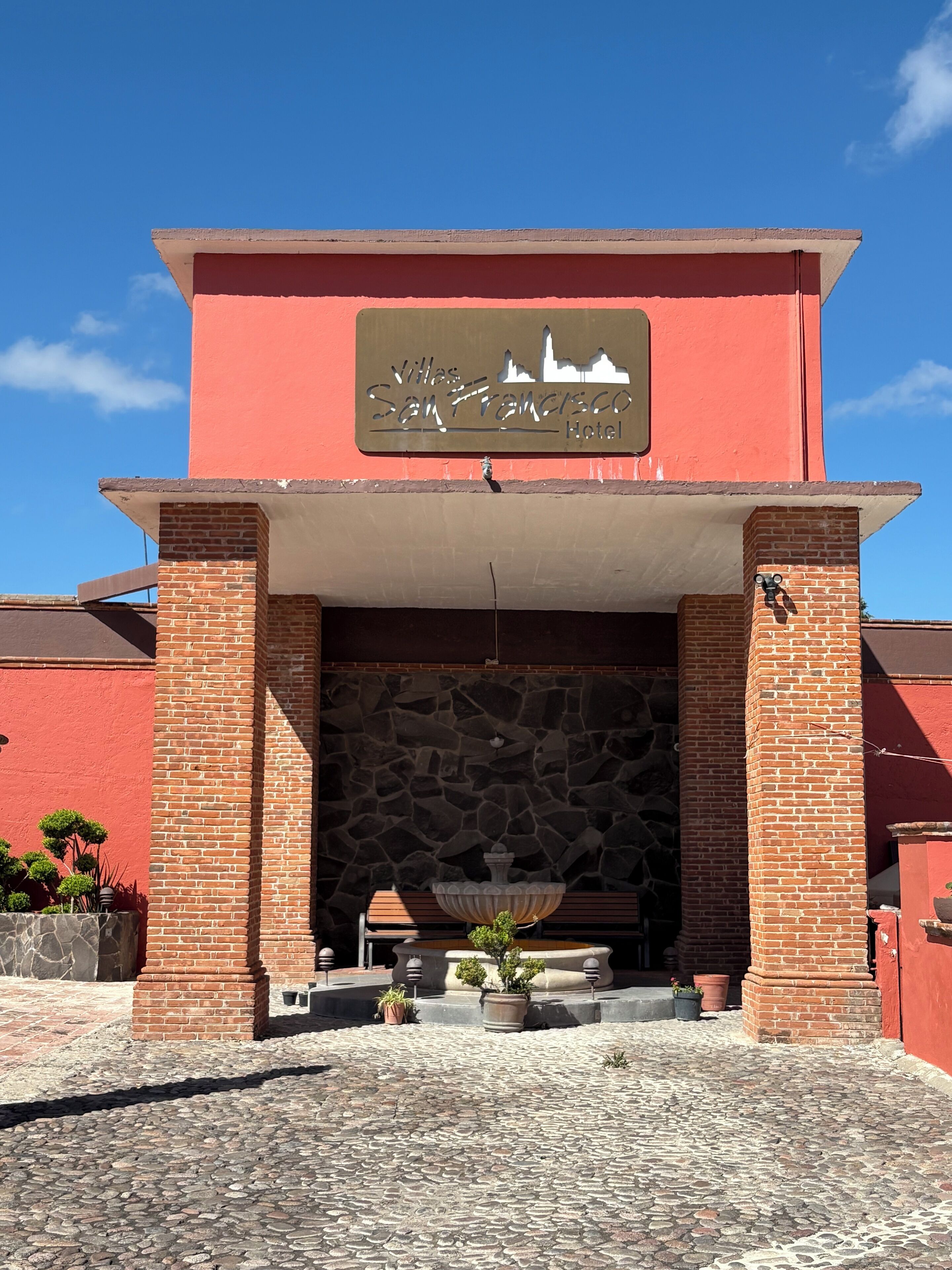 Bagian depan properti - sore/malam