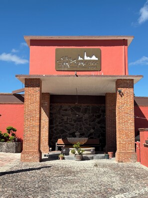 Façana frontal de l'allotjament (vespre/nit)