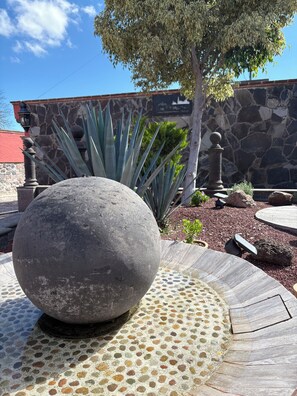 واجهة المنشأة - في المساء/الليل