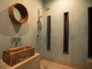 Douche, baignoire à jets, sèche-cheveux, bidet