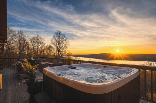 NEW! Hot-Tub, Sauna, Game Rm, Firepit, Wineries, Mins to Bristol MTN Ski Resort.