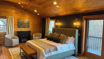 5 bedrooms, desk, iron/ironing board, travel crib