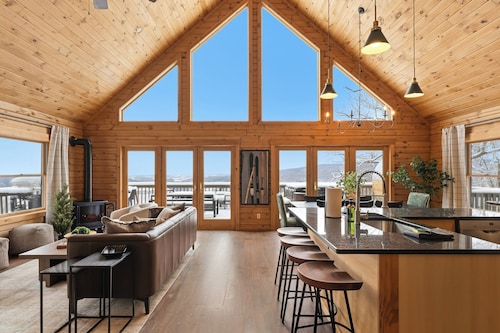 NEW! Hot-Tub, Sauna, Mins to Bristol MTN Ski Resort.