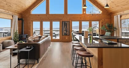 NEW! Hot-Tub, Sauna, Mins to Bristol MTN Ski Resort.