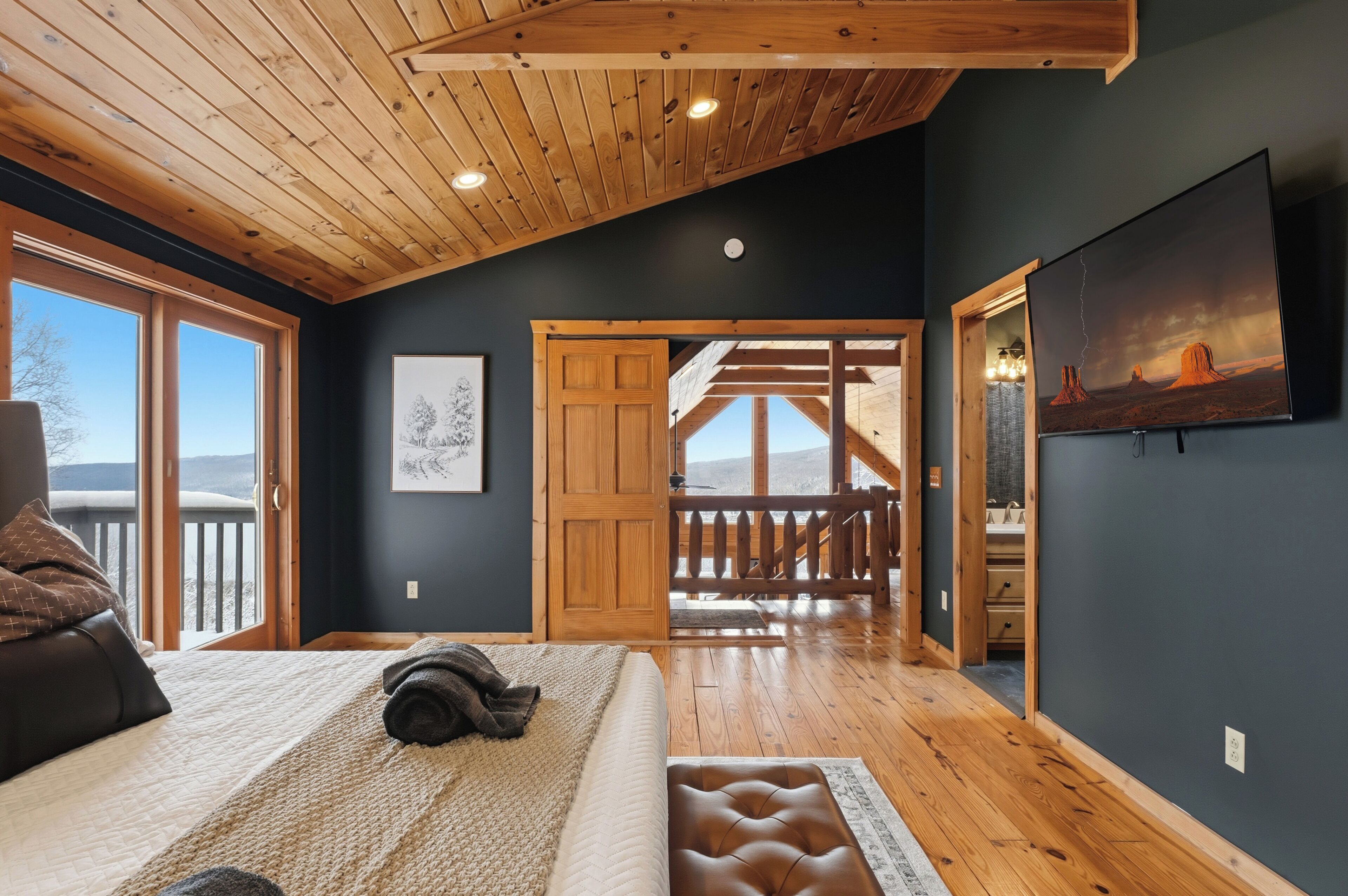 5 間睡房、書桌、熨斗/熨衫板、可攜式嬰兒床