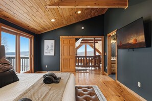 5 soverom, skrivebord, strykejern/-brett og reiseseng for barn