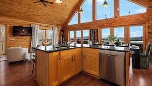 Una cocina amplia con armarios de madera, una isla central y lavavajillas.