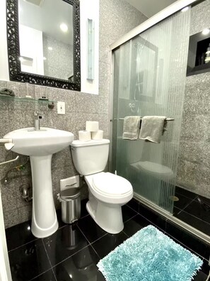 Douche, sèche-cheveux, serviettes fournies, savon